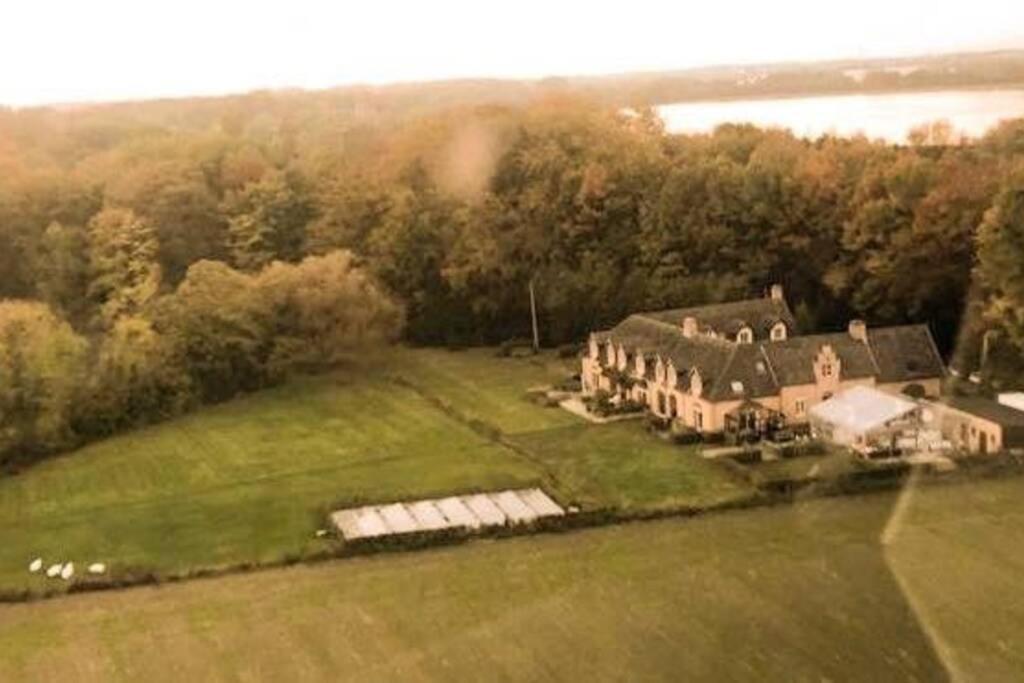 Gastenhuis prachtige Historische Vierkant Hoeve Broechem Buitenkant foto