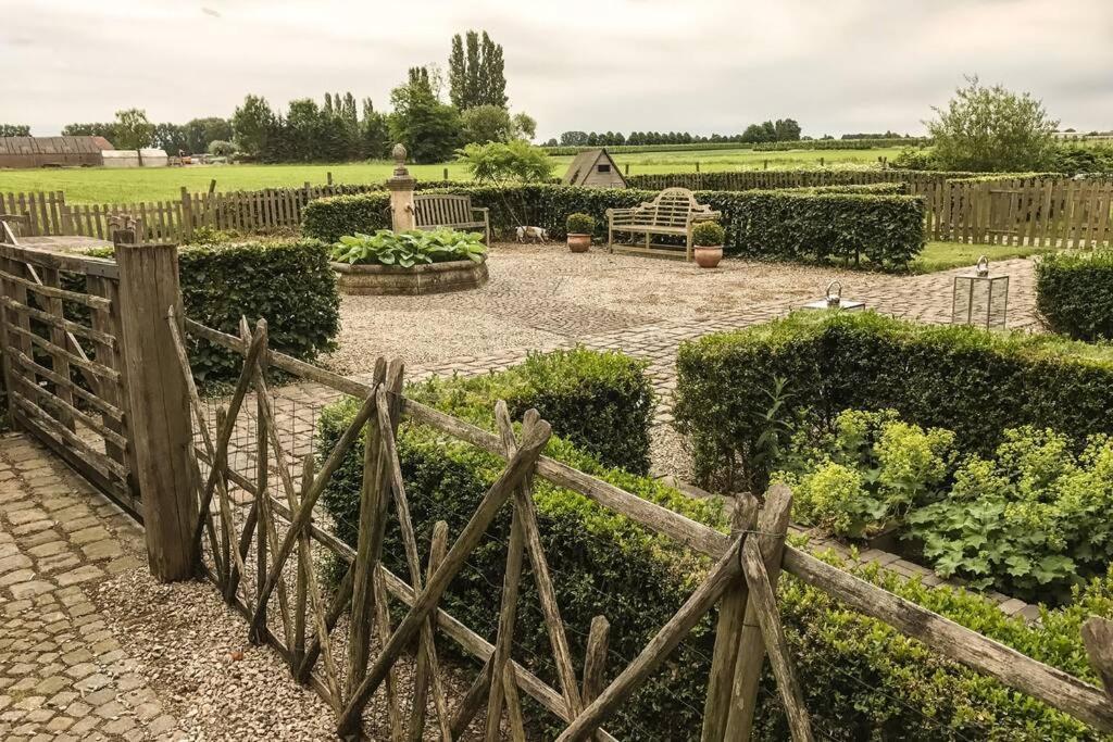 Gastenhuis prachtige Historische Vierkant Hoeve Broechem Buitenkant foto