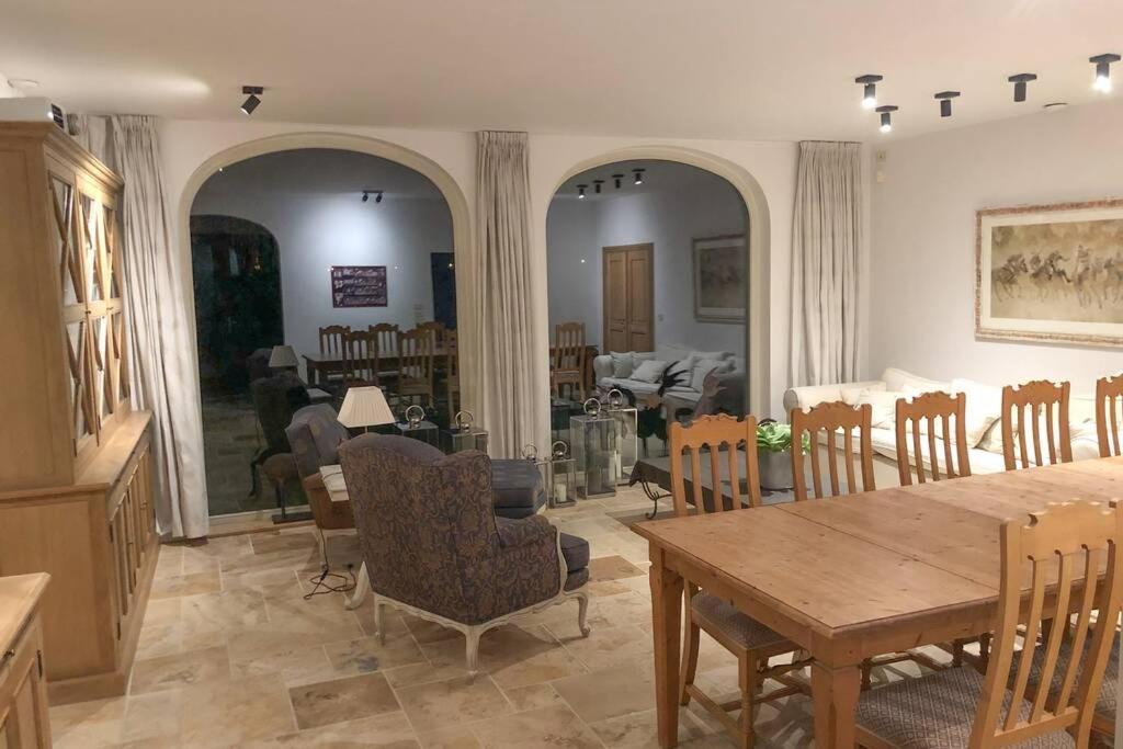 Gastenhuis prachtige Historische Vierkant Hoeve Broechem Buitenkant foto